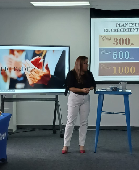 Maggie Dugarte dando charla a agentes de seguro en Florida